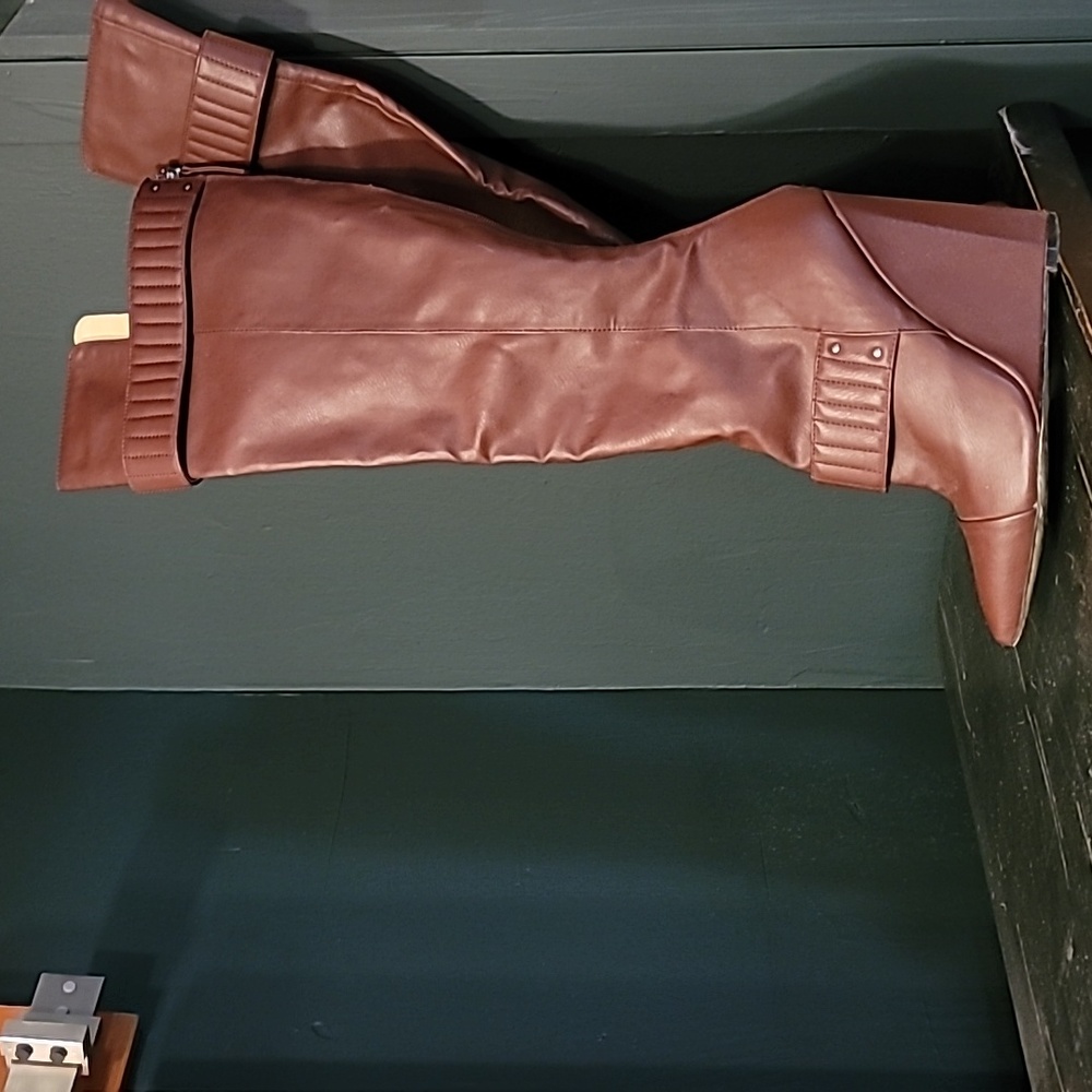 GX by GWEN STEFANI - HIDEKO Wedge Heeled Boot features: Size 9 bourdaux / Maroon